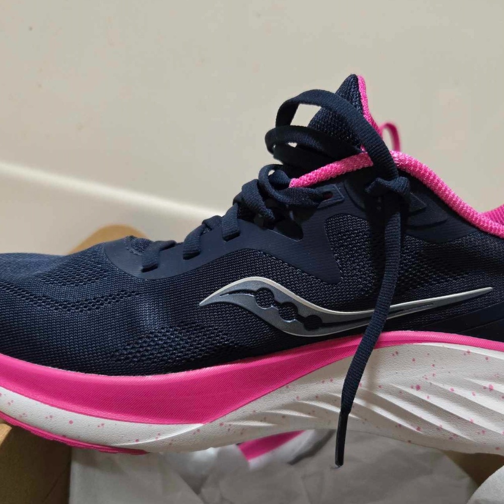 Women's Saucony Lancer 3 sneaker Size 9 Like New